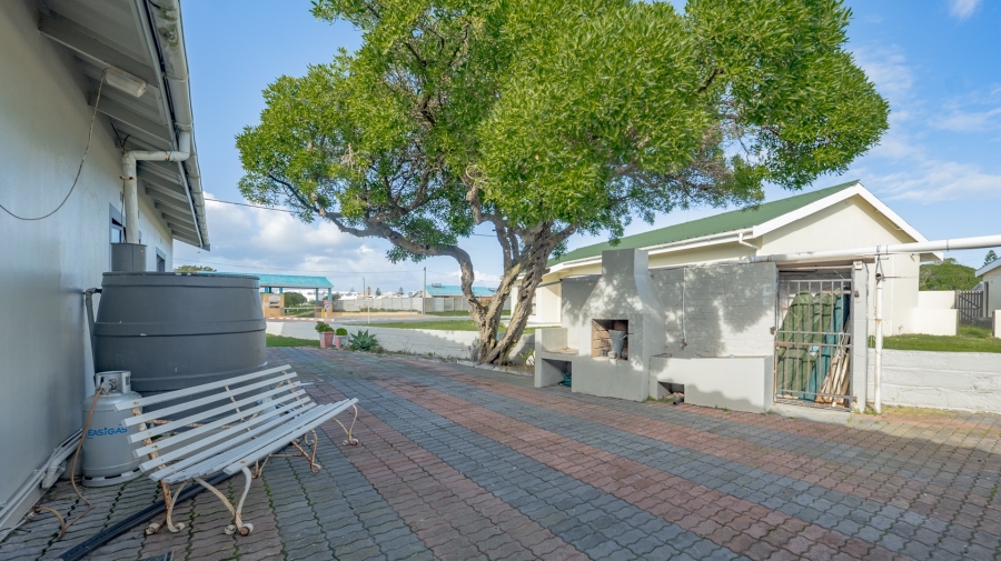 4 Bedroom Property for Sale in Struisbaai Western Cape